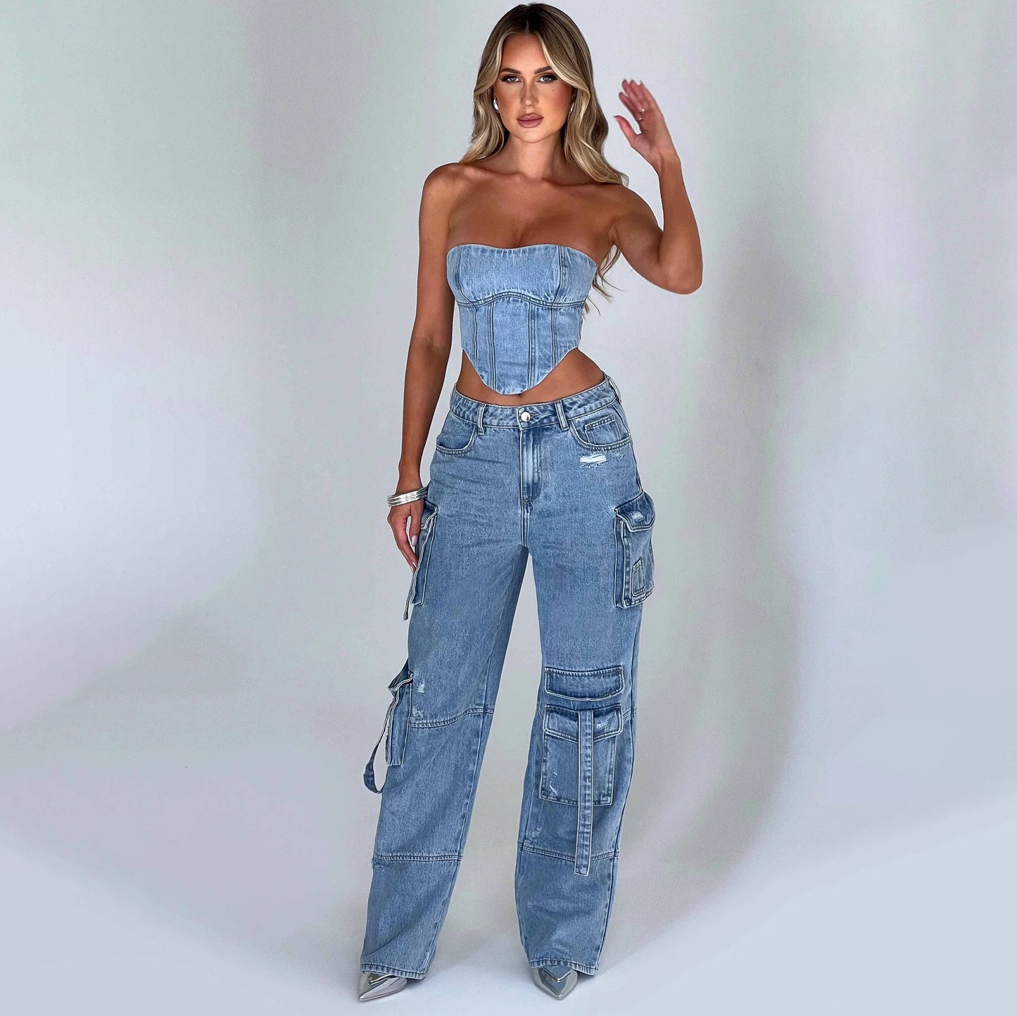 Ensemble pour femme : haut tube 3D taille basse et pantalon en jean à poches cousues.
