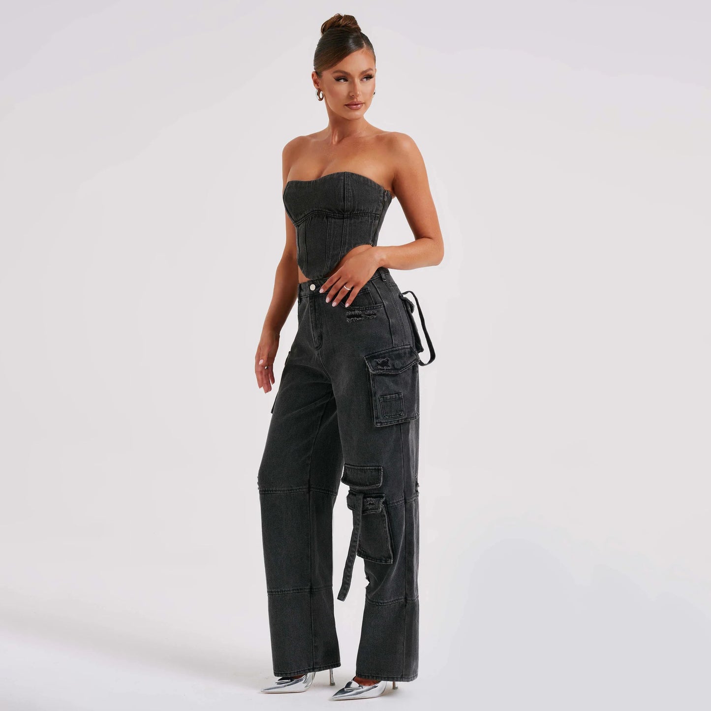 Ensemble pour femme : haut tube 3D taille basse et pantalon en jean à poches cousues.