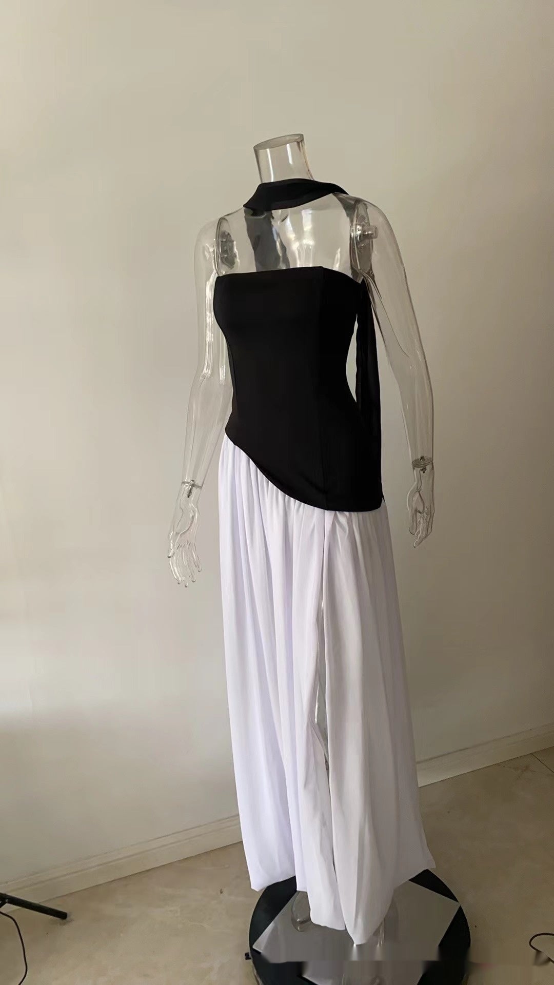 Robe moulante à fermeture éclair contrastée au tempérament affirmé