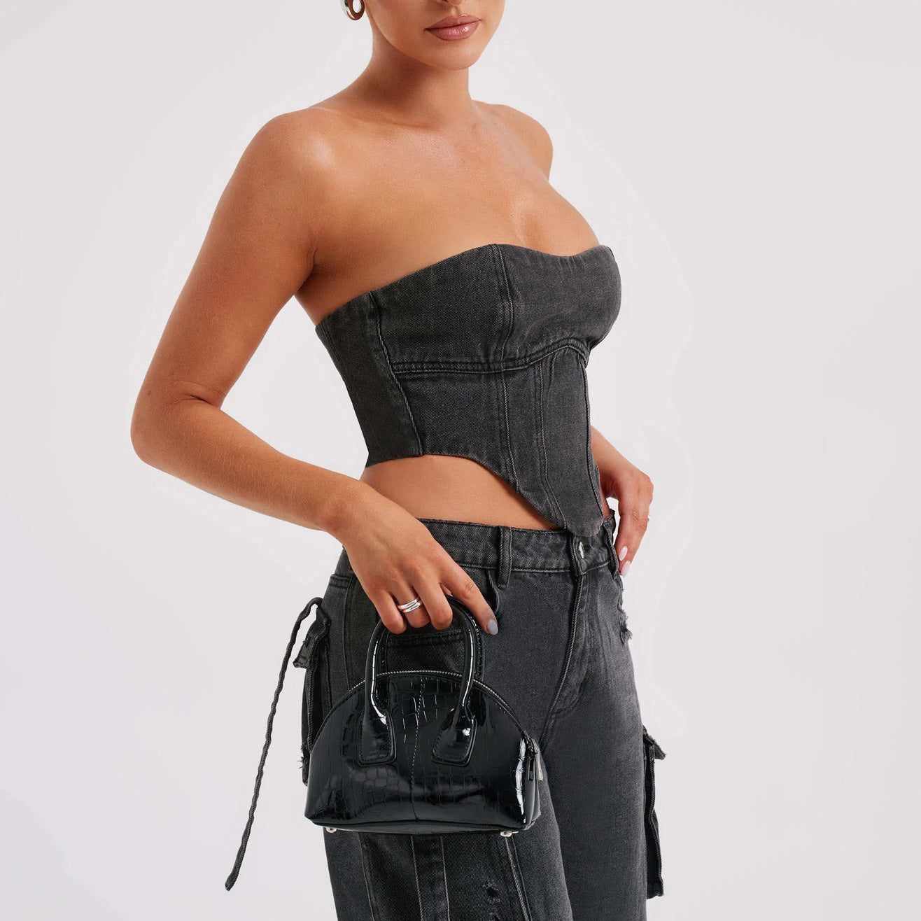 Ensemble pour femme : haut tube 3D taille basse et pantalon en jean à poches cousues.