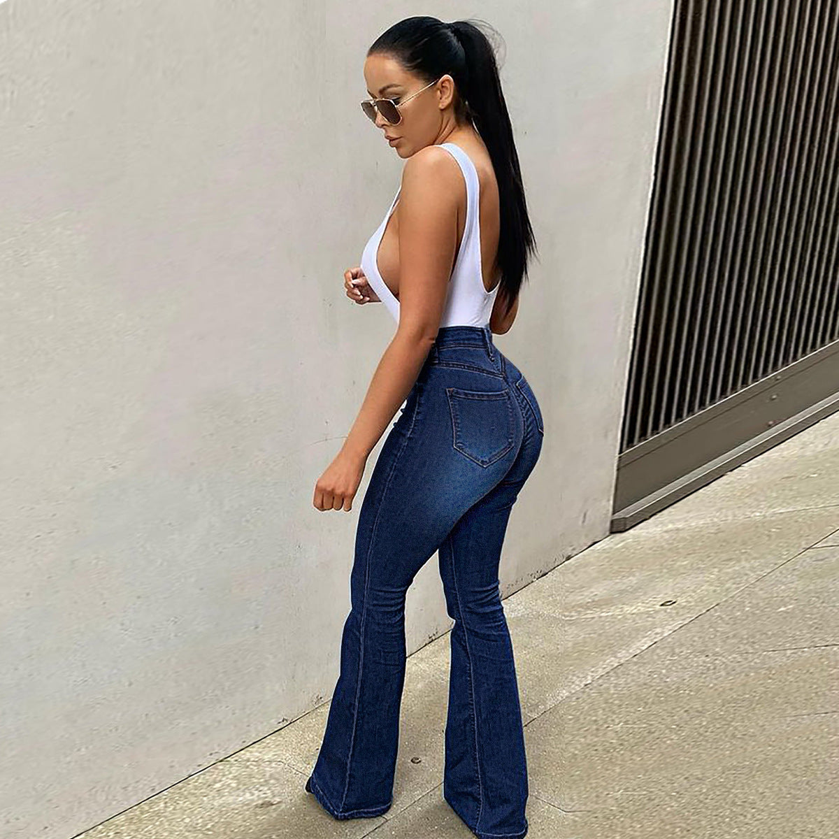 Pantalon en denim stretch taille haute, coupe fer à cheval, micro-effiloché