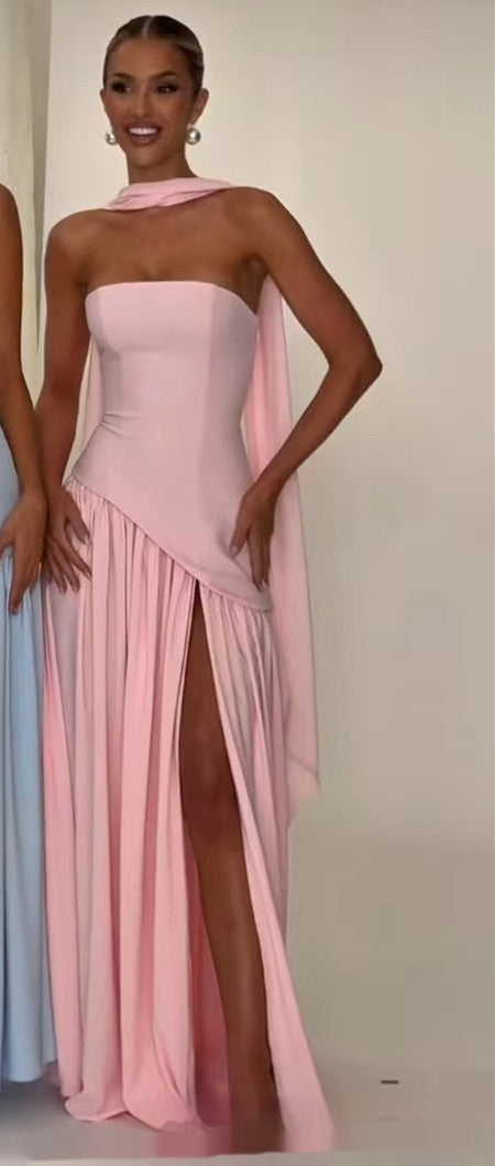 Robe moulante à fermeture éclair contrastée au tempérament affirmé